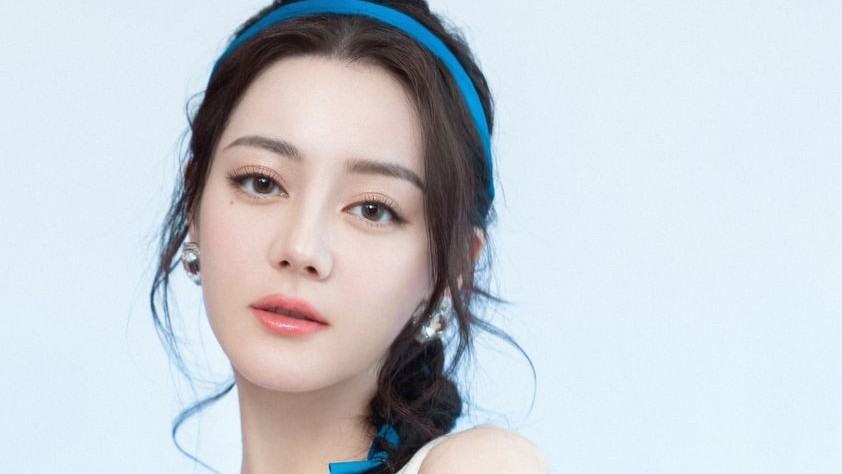 Nhan sắc hút hồn của Địch Lệ Nhiệt Ba