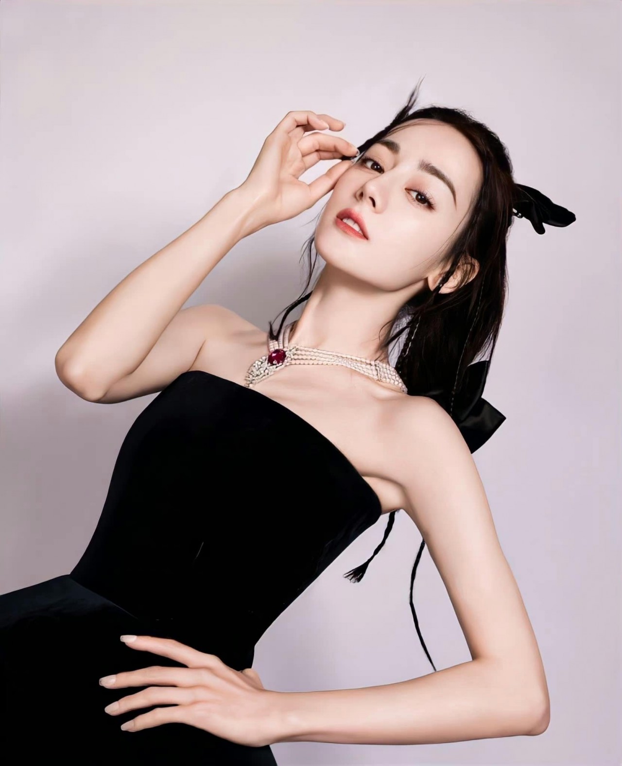 Nhan sắc hút hồn của Địch Lệ Nhiệt Ba