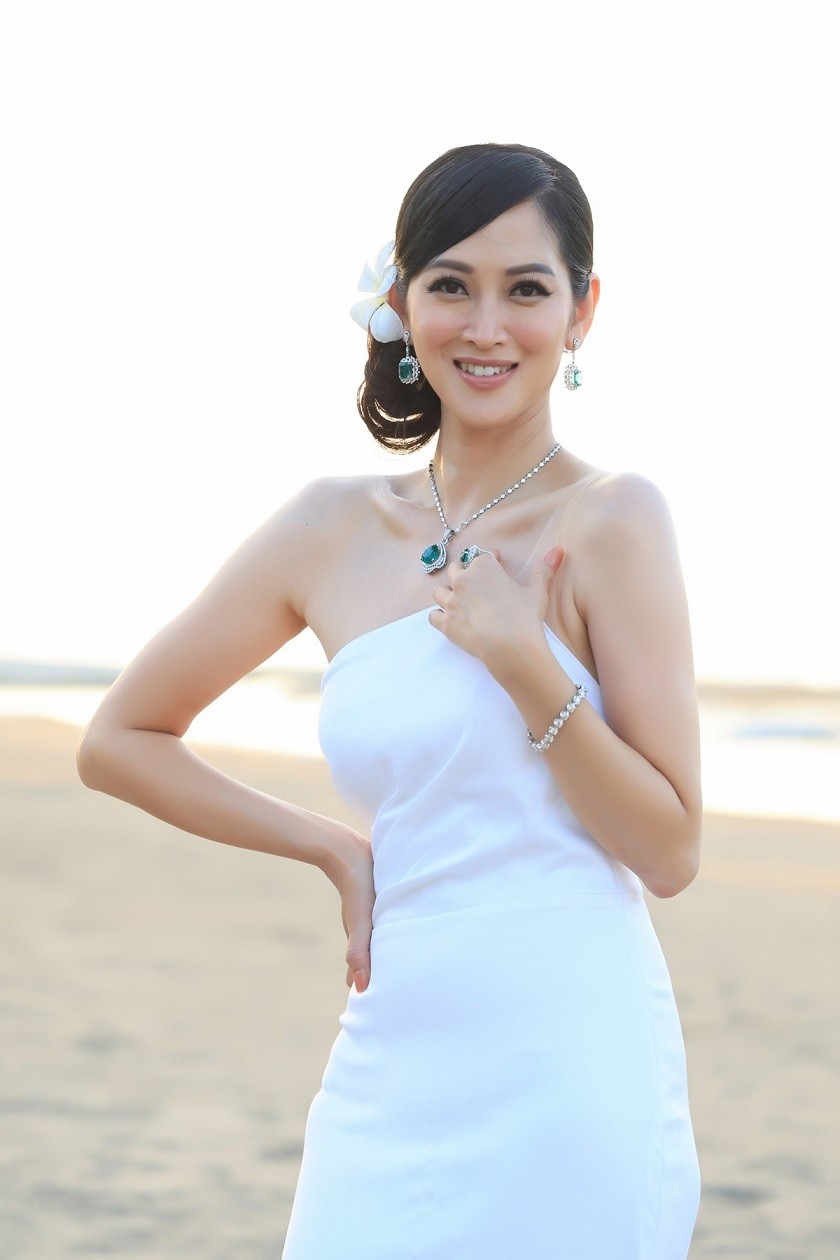 Cựu người mẫu Elizabeth Thủy Tiên diện đầm trắng do Đức Vincie thiết kế. Từ Mỹ về nước chấm thi hoa hậu, Thủy Tiên cho biết, ngoài nhan sắc, cô đặt tiêu chí ứng viên đăng quang cần có trí tuệ, kiến thức về môi trường, từ đó lan tỏa thông điệp giữ gìn và bảo vệ thiên nhiên, đóng góp quảng bá du lịch biển Việt Nam. 