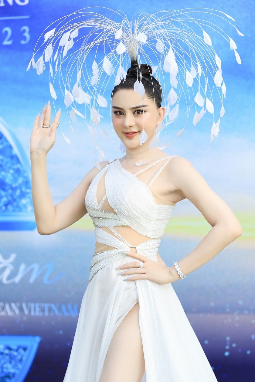 Lâm Khánh Chi dậy từ 3 giờ sáng trang điểm, làm tóc. Cô diện đầm cut-out do Nguyễn Minh Tuấn thiết kế và đeo phụ kiện tóc của Ngô Mạnh Đông Đông. Ở tuổi 46, cô tự hào vì có vóc dáng săn chắc, trẻ trung hơn tuổi. 