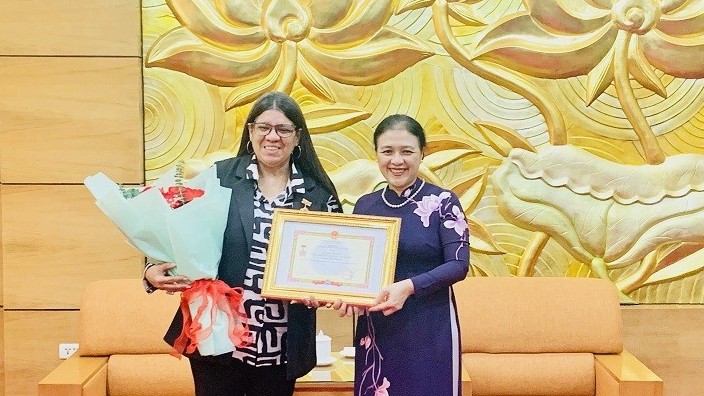 Trao Kỷ niệm chương 'Vì hòa bình, hữu nghị giữa các dân tộc' tặng Đại sứ Venezuela