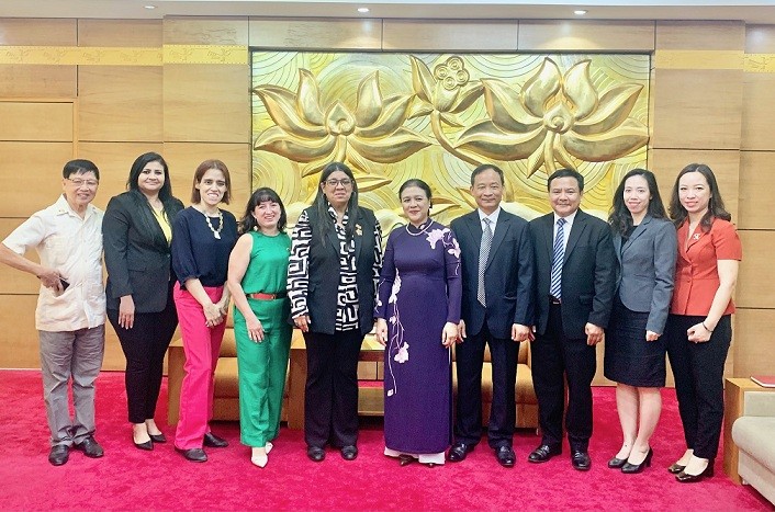 Trao Kỷ niệm chương Vì hòa bình, hữu nghị giữa các dân tộc tặng Đại sứ Venezuela