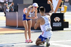 Ấn tượng màn cầu hôn đặc biệt tại giải điền kinh vô địch thế giới 2023