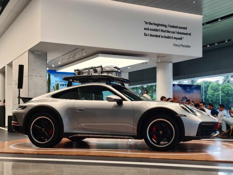 Cận cảnh siêu xe thể thao Porsche 911 Dakar 2023 vừa ra mắt tại Việt Nam