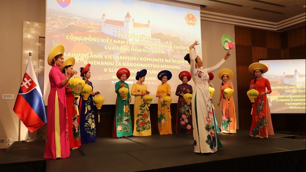 Lễ chúc mừng cộng đồng người Việt Nam tại Slovakia được công nhận dân tộc thiểu số của sở tại