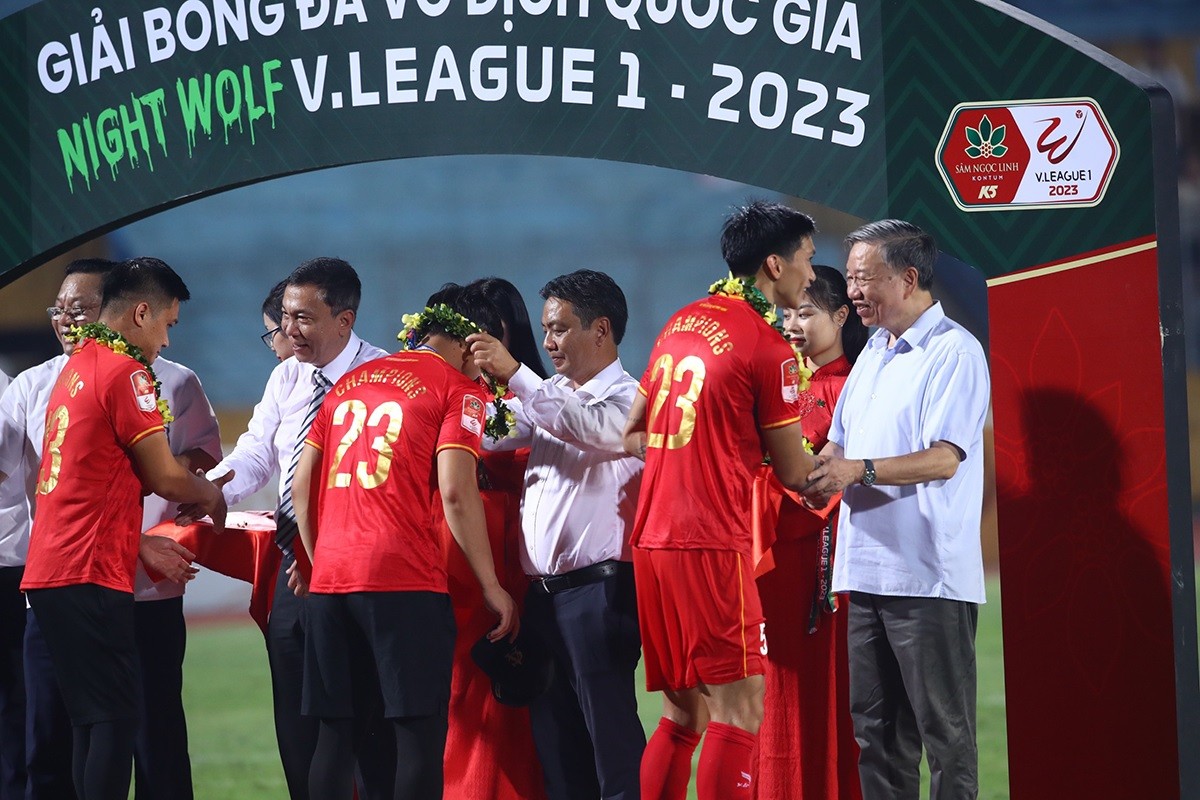 CLB CAHN hòa Thanh Hóa 1-1 ở vòng đấu cuối cùng của nhóm A V-League 2023. Kết quả này là vừa đủ để đội bóng ngành công an giành chức vô địch khi có cùng 38 điểm như Hà Nội FC nhưng hơn hiệu số. Sau trận, Đại tướng Tô Lâm, Bộ trưởng Bộ Công an (ngoài cùng bên phải) được mời xuống sân trao giải cho đội vô địch.