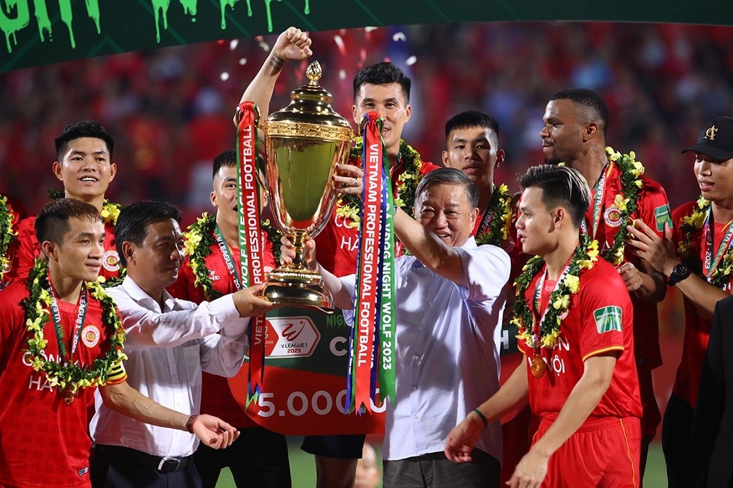 Đại tướng Tô Lâm cầm Cup vàng trao cho hậu vệ Hồ Tấn Tài, đội trưởng của CAHN. 