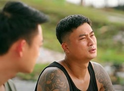 Làng trong phố tập 21: Hiếu - Hoài lại đụng độ sếp 'yêu râu xanh'