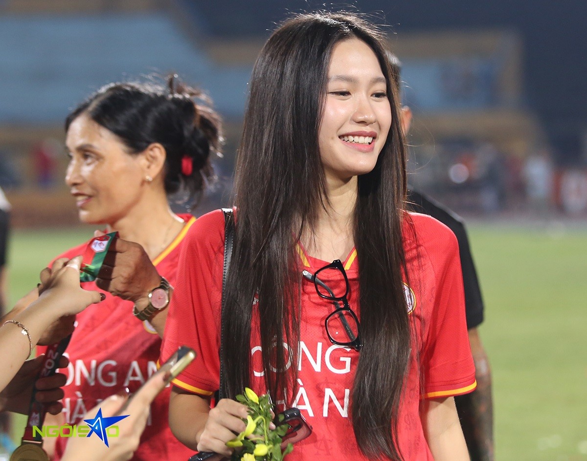 Hải My cười rạng rỡ khi cùng gia đình Văn Hậu xuống sân Hàng Đẫy chúc mừng bạn trai vô địch V-League 2023. Sau lễ trao giải, Văn Hậu gửi Huy chương vàng cho mẹ giữ hộ và tặng bạn gái vòng nguyệt quế.