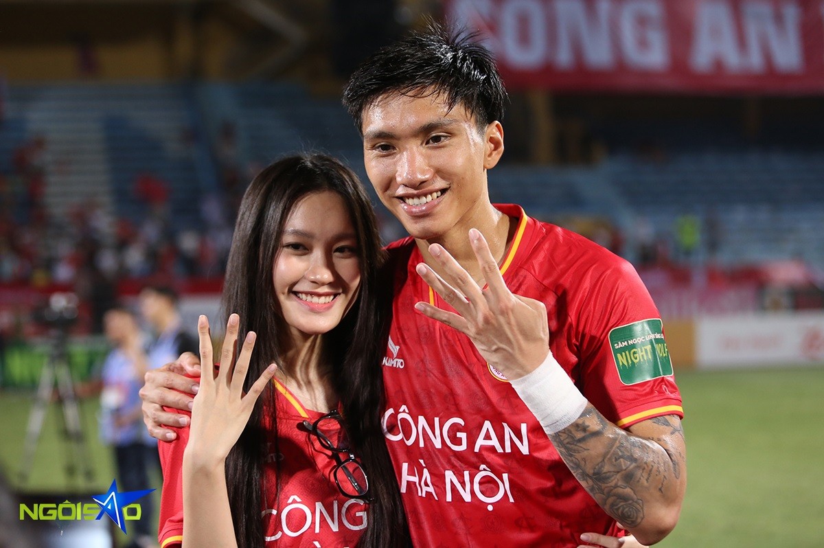 Đây là năm thứ hai Văn Hậu được ăn mừng chức vô địch V-League cùng Hải My. Năm ngoái, Hải My cũng xuống sân chia vui với bạn trai khi anh vô địch V-League 2022 cùng Hà Nội FC. Hậu vệ 24 tuổi cùng bạn gái giơ 4 ngón tay, ứng với 4 chức vô địch V-League anh giành được trong sự nghiệp (3 chức vô địch cùng Hà Nội FC). 