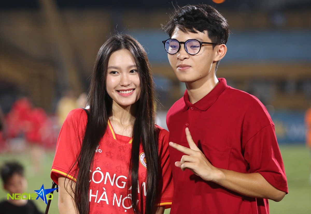 Nhiều người hâm mộ tiếp cận Hải My xin chụp ảnh và cô vui vẻ đáp ứng.