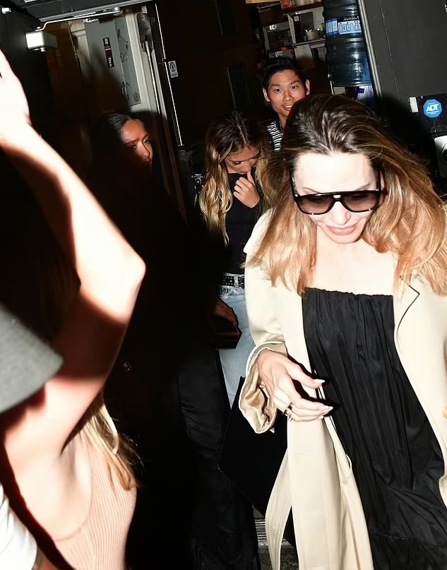 Hai ngôi sao Hollywood Salma Hayek, Angelina Jolie và các con được trông thấy rời nhà hàng Nice Guy vào tối 26/8. Con gái Valentina 16 tuổi của Salma Hayek và con trai nuôi 19 tuổi Pax Thiên của Angelina Jolie đi phía sau hai bà mẹ.