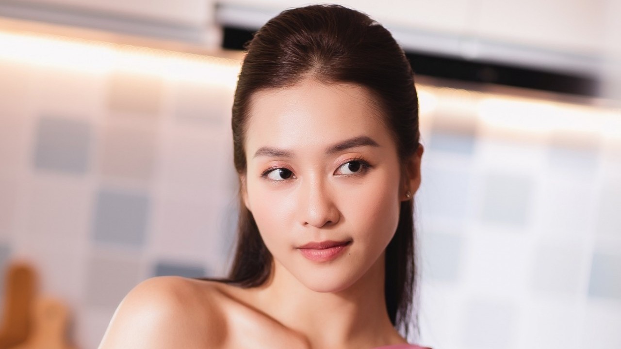 Gu thời trang trẻ trung, cá tính của diễn viên Khả Ngân