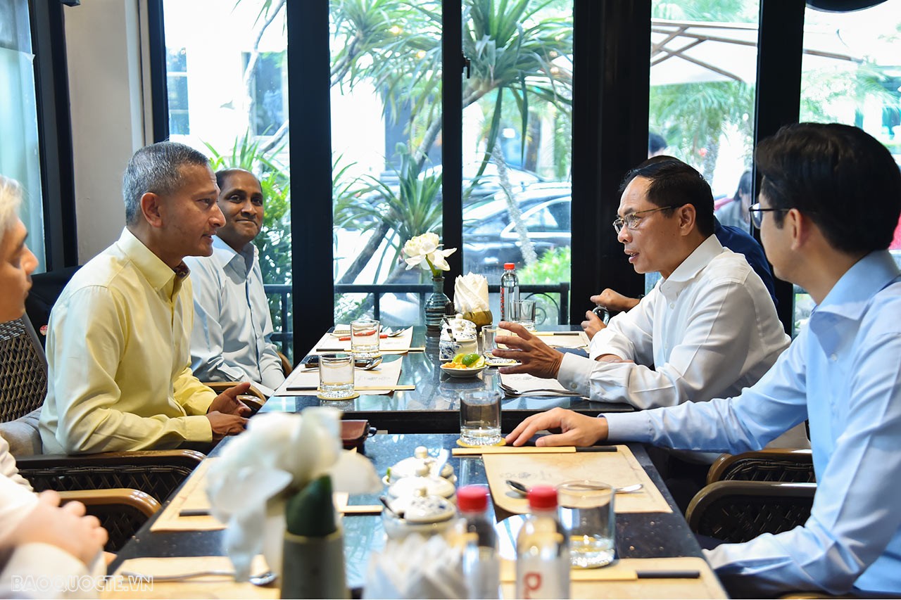 Bộ trưởng Ngoại giao Bùi Thanh Sơn mời Bộ trưởng Ngoại giao Singapore thưởng thức phở, cà phê sữa đá tại Hà Nội