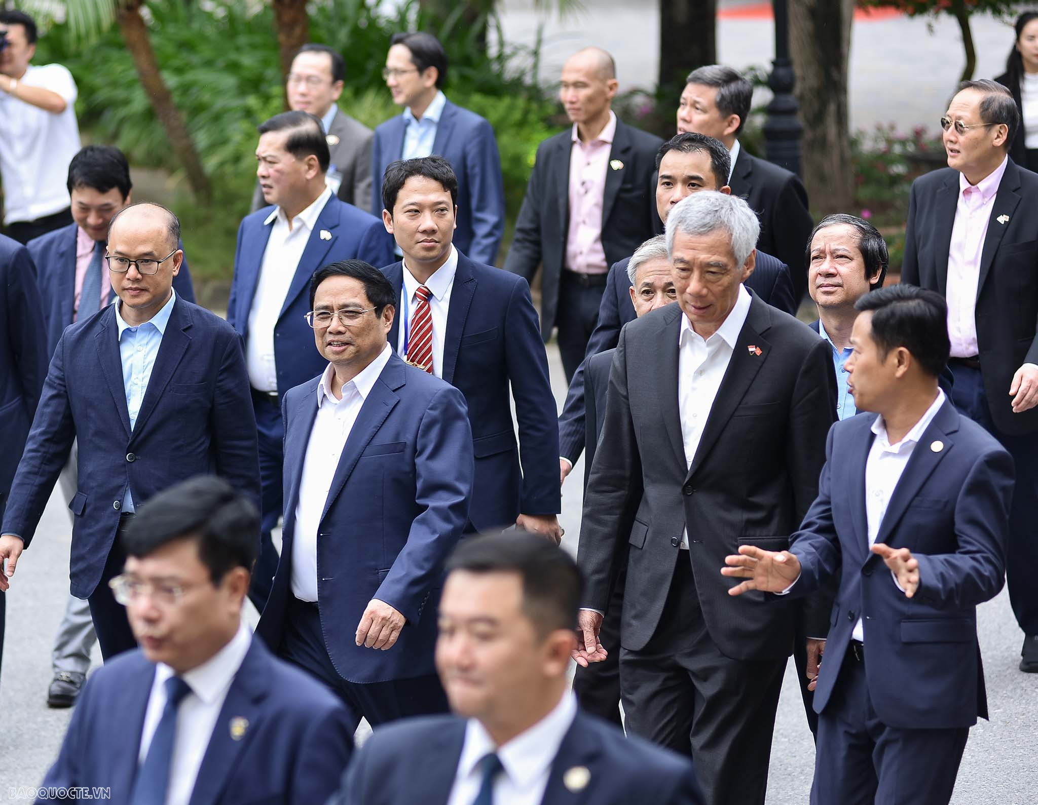 Thủ tưởng Phạm Minh Chính và Thủ tướng Lý Hiển gặp gỡ, ăn trưa cùng sinh viên Thủ tướng Việt Nam, Singapore và hai Phu nhân giao lưu, cùng ăn trưa với sinh viên Đại học Quốc gia Hà Nội