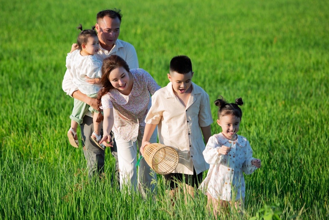 Ca sĩ Vy Oanh kết hợp cùng gia đình quay MV ca nhạc mới trong khung cảnh đồng quê