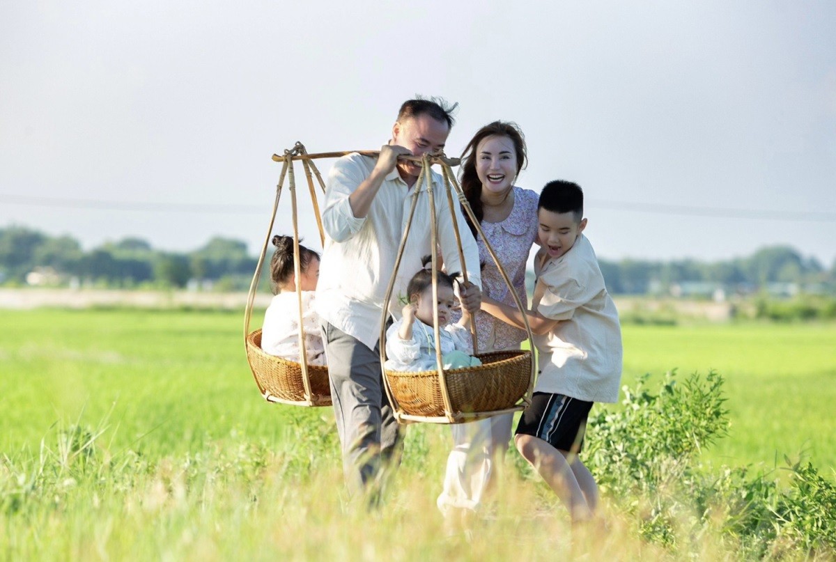 Ca sĩ Vy Oanh kết hợp cùng gia đình quay MV ca nhạc mới trong khung cảnh đồng quê