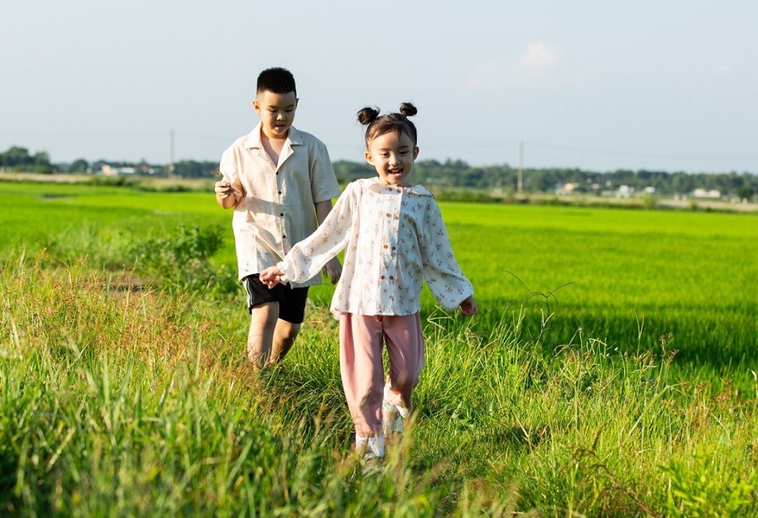 Ca sĩ Vy Oanh kết hợp cùng gia đình quay MV ca nhạc mới trong khung cảnh đồng quê