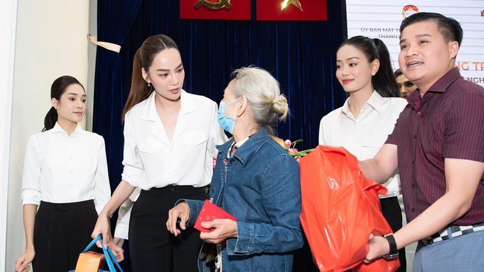 Top 5 Hoa hậu Hòa bình Việt Nam 2023 và đương kim Miss Grand International giản dị đi từ thiện