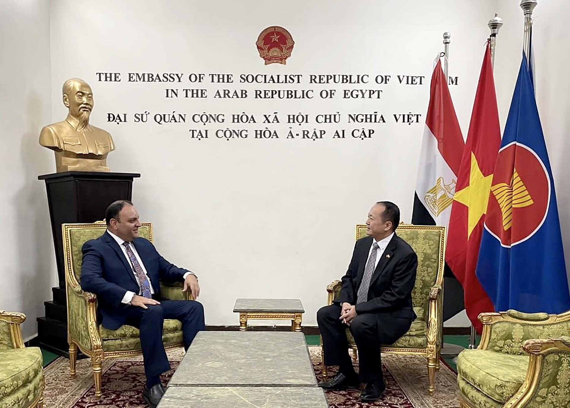 Ông Ahmed El-Ansary, đại diện Phủ Tổng thống Ai Cập và Đại sứ Nguyễn Huy Dũng. Ông Ahmed El-Ansary, đại diện Phủ Tổng thống Ai Cập và Đại sứ Nguyễn Huy Dũng.