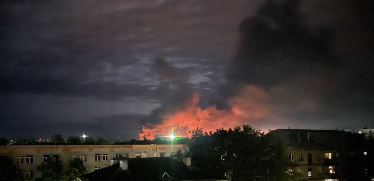 (08.30) Khói bốc lên từ khu vực sân bay quân sự tại Pskov, Nga. (Nguồn: KyleGlen/X)