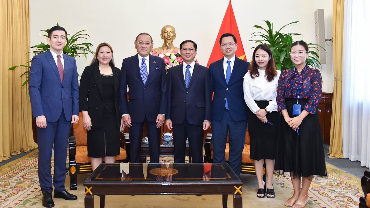 Bộ trưởng Ngoại giao Bùi Thanh Sơn tiếp Đại sứ Kazakhstan Yerlan Baizhnov chào từ biệt