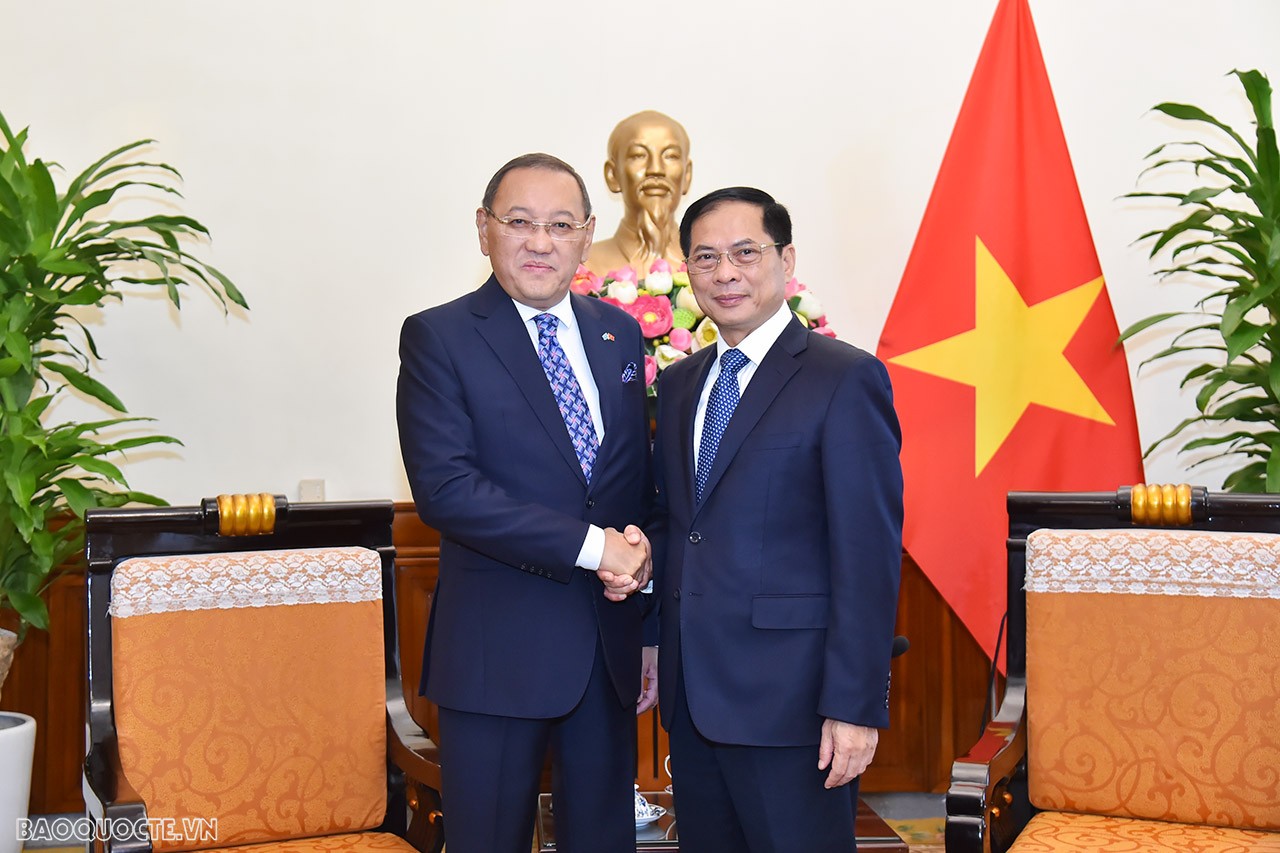 Ngày 30/8/2023, tại trụ sở Bộ, Bộ trưởng Ngoại giao Bùi Thanh Sơn tiếp Đại sứ Kazakhstan Yerlan Baizhanov chào từ biệt. (Ảnh: Tuấn Anh)