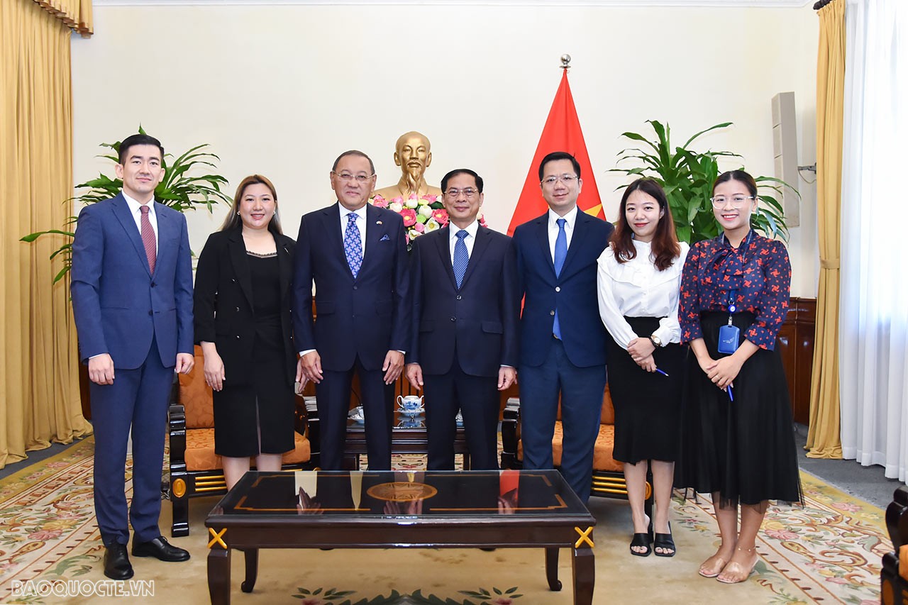 Ngày 30/8/2023, tại trụ sở Bộ, Bộ trưởng Ngoại giao Bùi Thanh Sơn tiếp Đại sứ Kazakhstan Yerlan Baizhanov chào từ biệt. (Ảnh: Tuấn Anh)