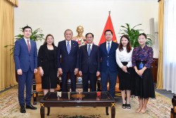 Bộ trưởng Ngoại giao Bùi Thanh Sơn tiếp Đại sứ Kazakhstan Yerlan Baizhnov chào từ biệt