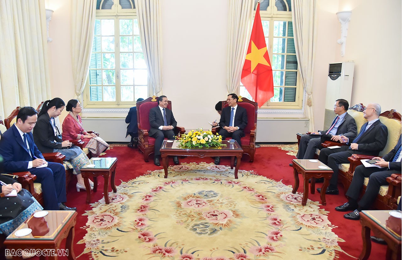 Ngày 30/8, tại Nhà khách Chính phủ, thừa ủy quyền của Chủ tịch nước Võ Văn Thưởng, Bộ trưởng Bùi Thanh Sơn đã trao tặng Huân chương Lao động hạng Nhất cho Đại sứ Lào tại Việt Nam Sengphet Houngboungnuang. (Ảnh: Tuấn Anh) Ngày 30/8, tại Nhà khách Chính phủ, thừa ủy quyền của Chủ tịch nước Võ Văn Thưởng, Bộ trưởng Bùi Thanh Sơn đã trao tặng Huân chương Lao động hạng Nhất cho Đại sứ Lào tại Việt Nam Sengphet Houngboungnuang. (Ảnh: Tuấn Anh)