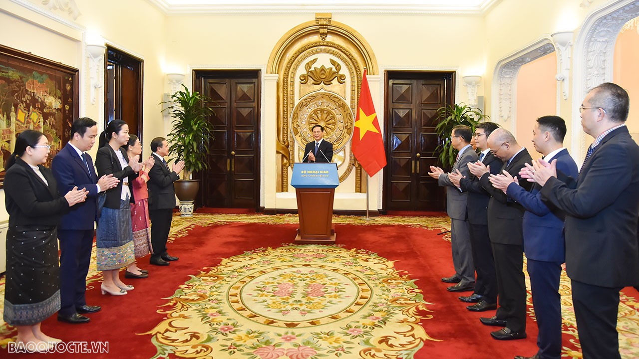 Ngày 30/8, tại Nhà khách Chính phủ, thừa ủy quyền của Chủ tịch nước Võ Văn Thưởng, Bộ trưởng Bùi Thanh Sơn đã trao tặng Huân chương Lao động hạng Nhất cho Đại sứ Lào tại Việt Nam Sengphet Houngboungnuang. (Ảnh: Tuấn Anh) Ngày 30/8, tại Nhà khách Chính phủ, thừa ủy quyền của Chủ tịch nước Võ Văn Thưởng, Bộ trưởng Bùi Thanh Sơn đã trao tặng Huân chương Lao động hạng Nhất cho Đại sứ Lào tại Việt Nam Sengphet Houngboungnuang. (Ảnh: Tuấn Anh)