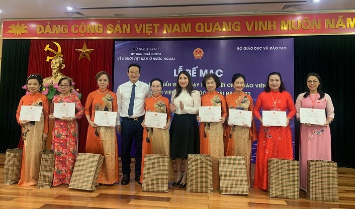 Bế giảng Khoá tập huấn giảng dạy tiếng Việt cho giáo viên người Việt Nam ở nước ngoài năm 2023