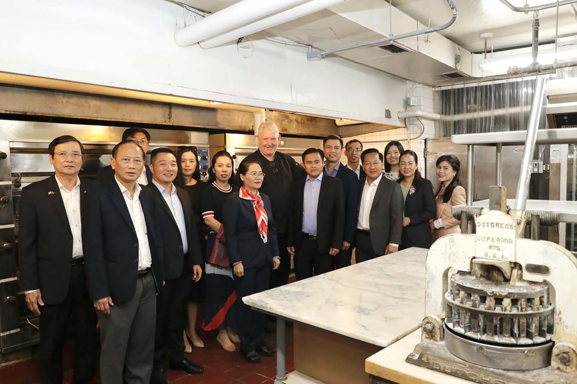 Đại sứ Đặng Hoàng Giang cùng đoàn đại biểu TP. Hồ Chí Minh  tại chiếc bàn đá nơi Bác Hồ từng làm việc tại Khách sạn Omni Parker House, Boston