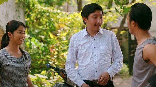 Làng trong phố tập 24: Lộ bí mật Nhung 'trà xanh' tặng áo cho Hiếu