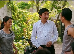 Làng trong phố tập 24: Lộ bí mật Nhung 'trà xanh' tặng áo cho Hiếu