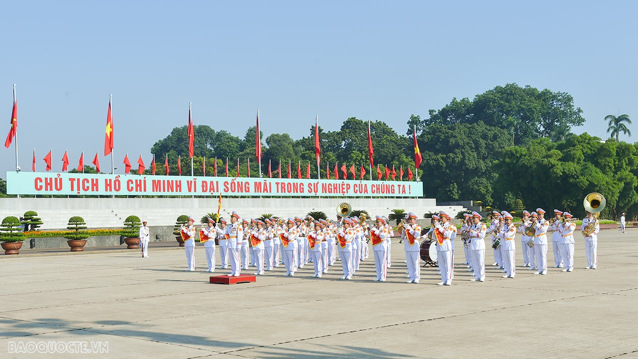 Bộ trưởng Bùi Thanh Sơn dẫn đầu đoàn Bộ Ngoại giao vào Lăng viếng Chủ tịch Hồ Chí Minh dịp Quốc khánh 2/9 Bộ trưởng Bùi Thanh Sơn dẫn đầu đoàn Bộ Ngoại giao vào Lăng viếng Chủ tịch Hồ Chí Minh dịp Quốc khánh 2/9