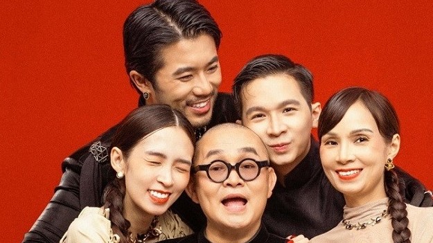 Gia đình NSƯT Xuân Hinh chụp bộ ảnh kỷ niệm tôn vinh giá trị trang phục truyền thống và hiện đại