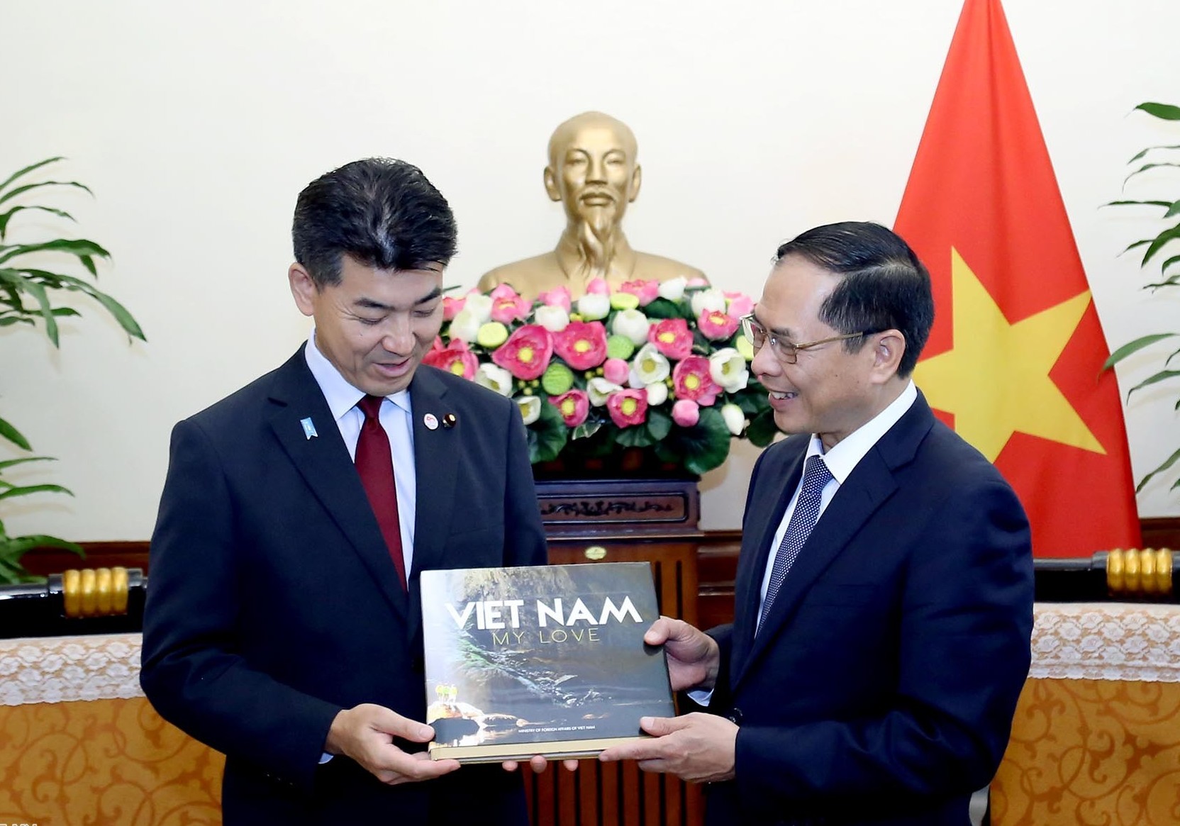 Bộ trưởng Ngoại giao Bùi Thanh Sơn tiếp Chủ tịch Đảng Dân chủ lập hiến Nhật Bản