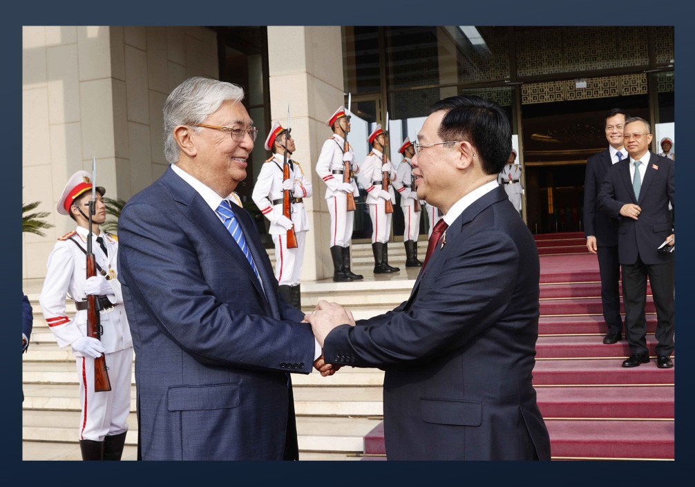 Chủ tịch Quốc hội Vương Đình Huệ hội kiến Tổng thống Kassym-Jomart Tokayev.