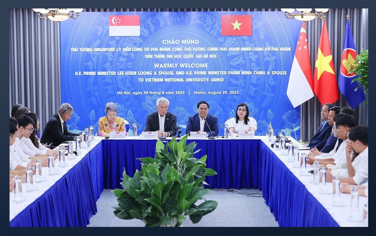 Hai Thủ tướng Việt Nam và Singapore tại buổi gặp mặt thanh niên hai nước.