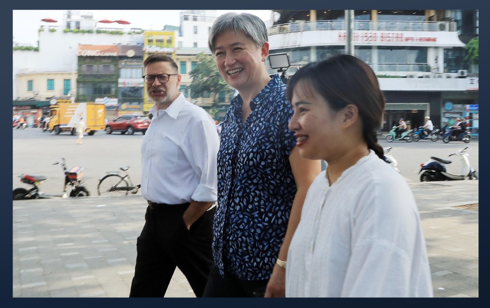 Bộ trưởng Ngoại giao Australia Penny Wong đi dạo và nghe giới thiệu về Hồ Gươm.