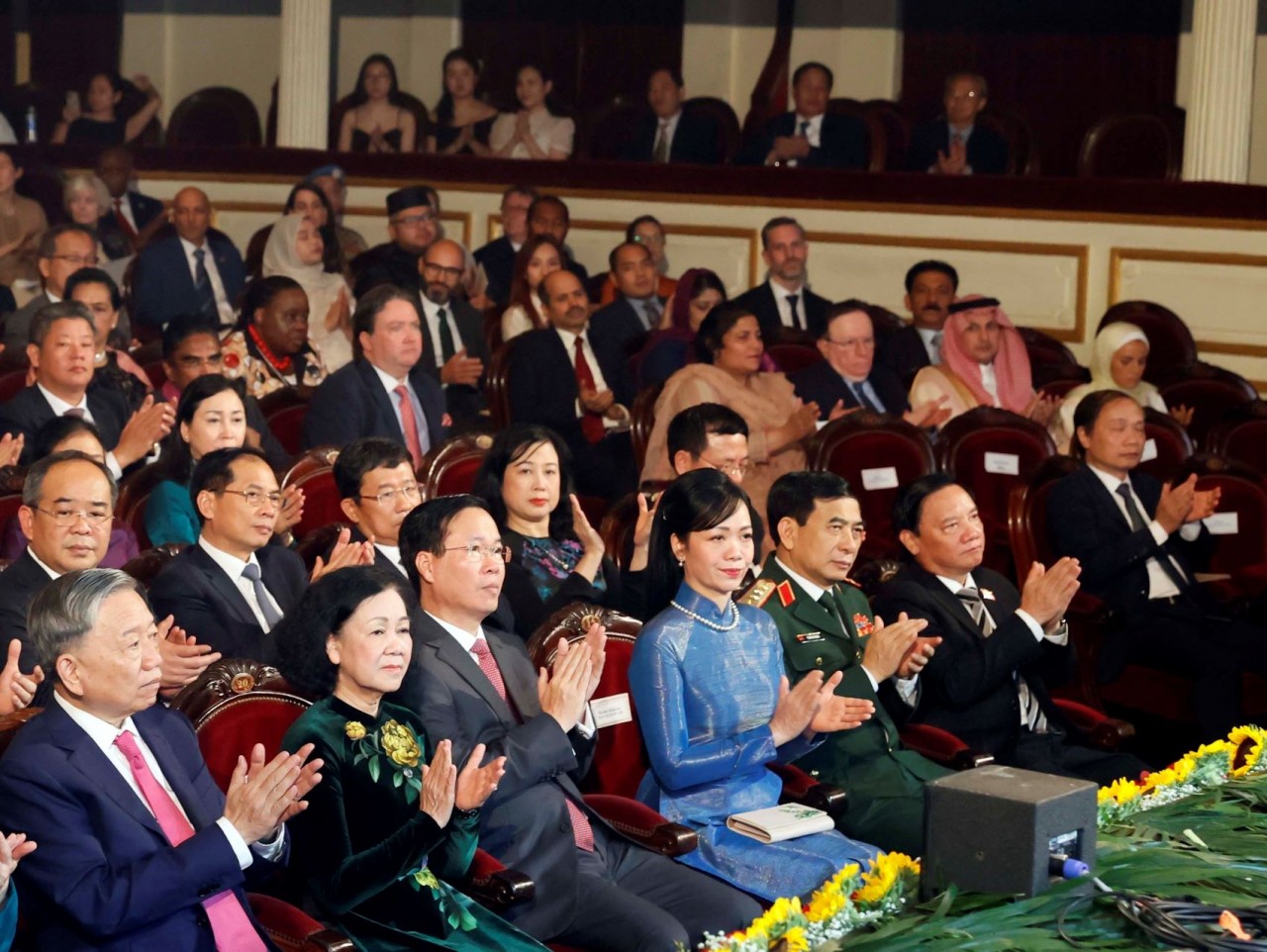 Việt Nam vững bước trên con đường độc lập dân tộc và chủ nghĩa xã hội, tích cực đóng góp cho hòa bình, hữu nghị, hợp tác và phát triển trên thế giới