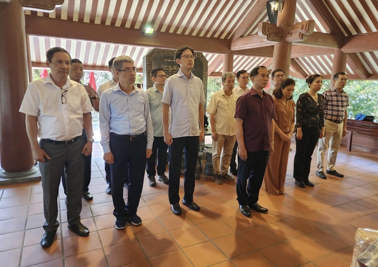 Bộ trưởng Ngoại giao Bùi Thanh Sơn dâng hoa, dâng hương tưởng niệm Chủ tịch Hồ Chí Minh Bộ trưởng Ngoại giao Bùi Thanh Sơn dâng hoa, dâng hương tưởng niệm Chủ tịch Hồ Chí Minh