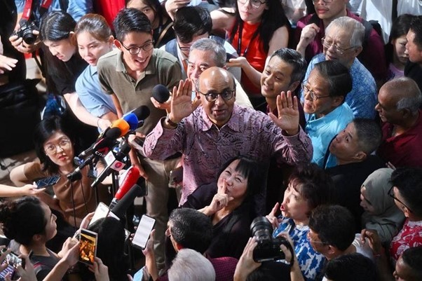 Ông Tharman Shanmugaratnam phát biểu với giới truyền thông tại Trung tâm thực phẩm Taman Jurong. Ông Tharman Shanmugaratnam phát biểu với giới truyền thông tại Trung tâm thực phẩm Taman Jurong.