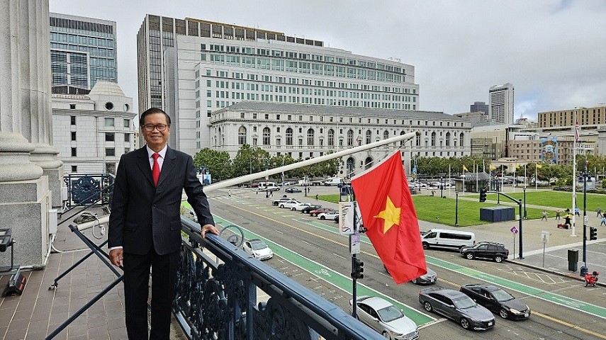 Cờ đỏ sao vàng tung bay trên Tòa thị chính TP. San Francisco trong Ngày Quốc khánh Việt Nam