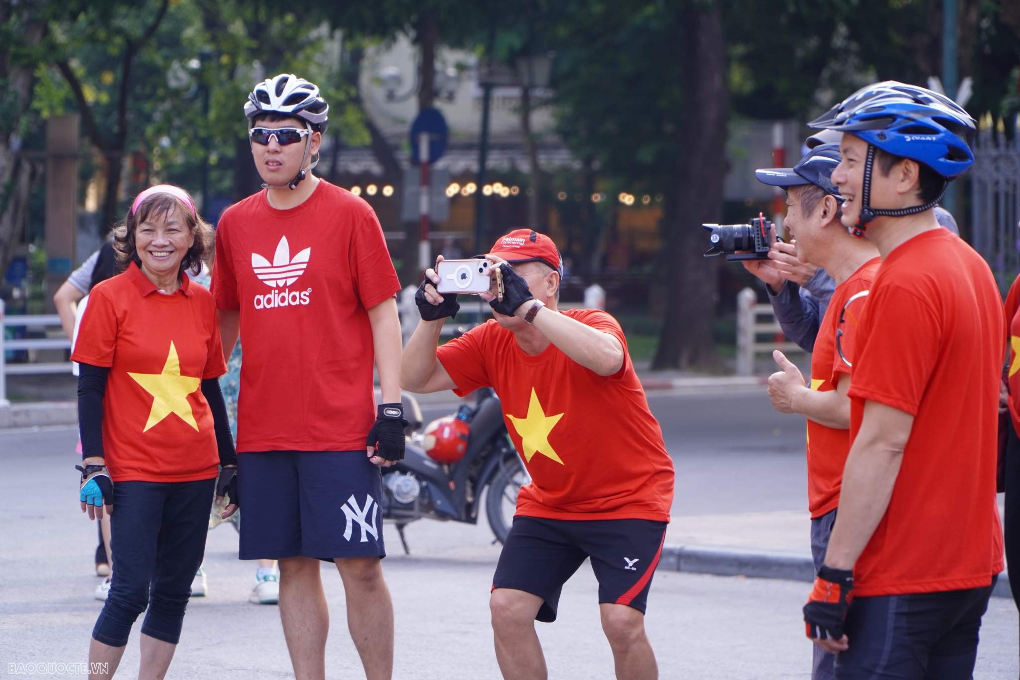 Sắc đỏ tràn ngập trong Ngày Quốc khánh 2/9 tại Thủ đô Hà Nội