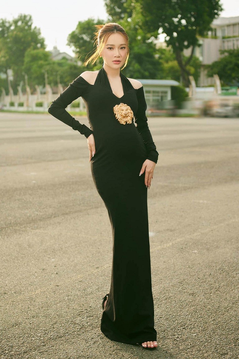 Nhã Phương khoe bụng bầu Nhã Phương khoe bụng bầu