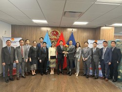 Phái đoàn Lào thăm, chúc mừng Phái đoàn Việt Nam tại Liên hợp quốc nhân dịp Quốc khánh 2/9