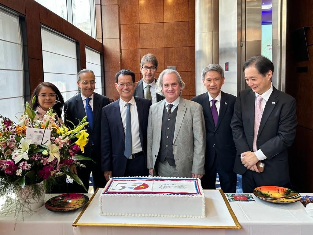 Đại sứ Việt Nam tại Argentina Dương Quốc Thanh chụp ảnh lưu niệm cùng Thứ trưởng Bộ Ngoại giao nước chủ nhà Pablo Tettamanti, các Đại sư Nhật Bản, Australia, Morocco, Thái Lan và Philippines. Đại sứ Việt Nam tại Argentina Dương Quốc Thanh chụp ảnh lưu niệm cùng Thứ trưởng Bộ Ngoại giao nước chủ nhà Pablo Tettamanti, các Đại sư Nhật Bản, Australia, Morocco, Thái Lan và Philippines.