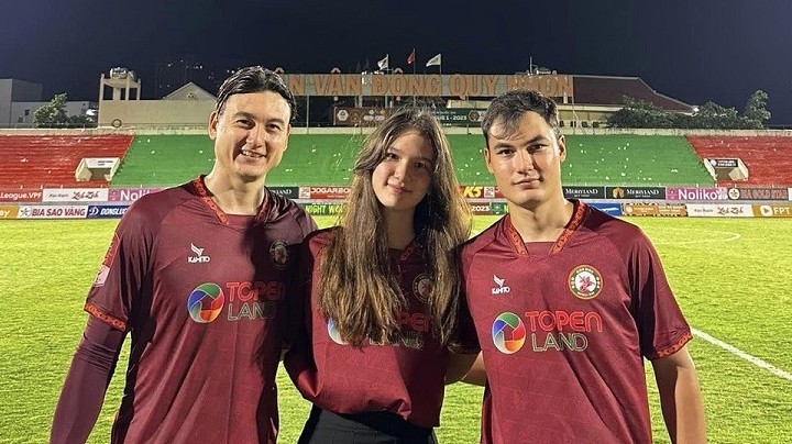 Nhan sắc xinh đẹp và chiều cao nổi bật của em gái thủ môn Đặng Văn Lâm